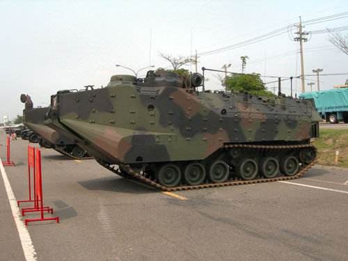 兩棲裝甲車(chē)