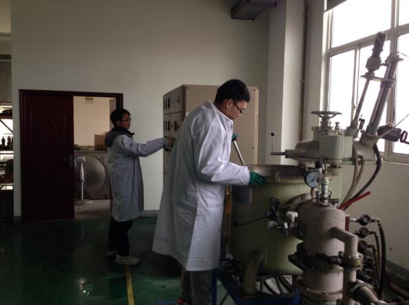 2018年7月，武漢南瑞技術(shù)人員夏兆輝正在操作真空熔煉爐，進(jìn)行納米碳合金材料的熔煉